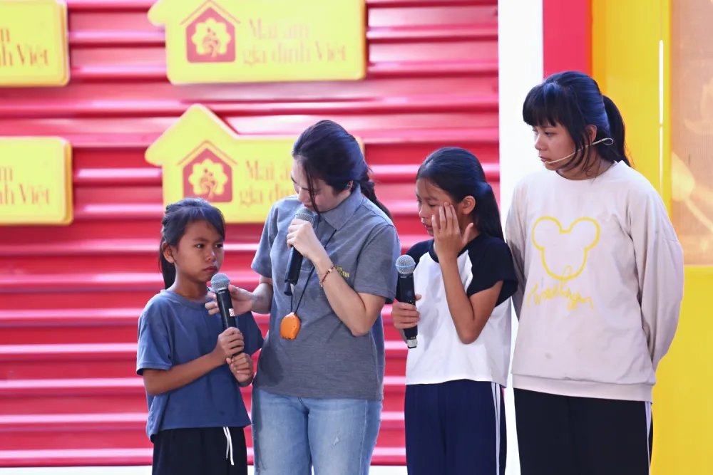 Tại trường quay, ba chị em bật khóc nức nở khi nhắc về hoàn cảnh gia đình