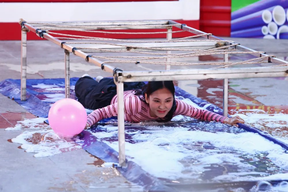 Ca sĩ Mai Phương “quên hình tượng”, trườn trên nước xà bông đầy lăn xả